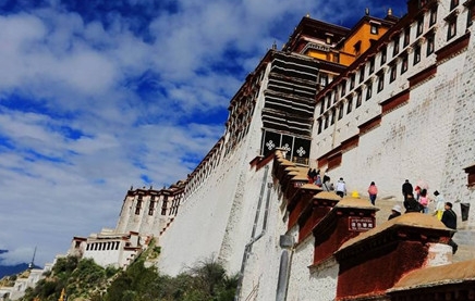 布达拉宫：西藏最庞大、最完整的古代宫堡建筑群