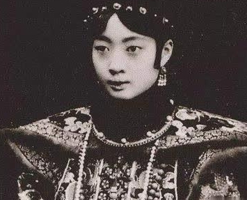 溥仪的皇后婉容是什么结局？太凄惨了