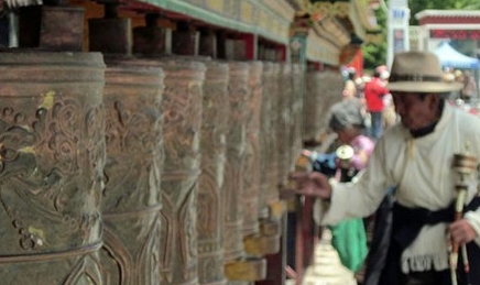 大昭寺：著名的藏传佛教寺院，为藏王松赞干布所建造