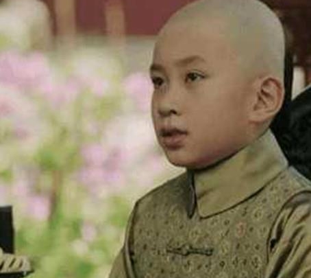 乾隆对自己的弟弟非常的喜爱 乾隆为什么因为一件小事削夺了他的一切职爵