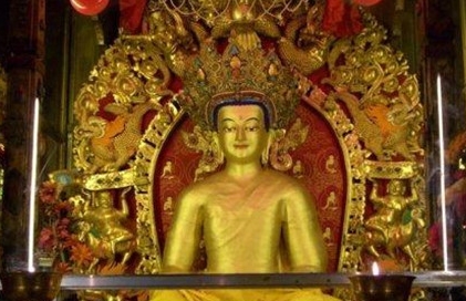 大昭寺：著名的藏传佛教寺院，为藏王松赞干布所建造