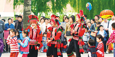 【国学文化】彝族妇女的服饰