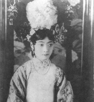 溥仪的皇后婉容乐善好施，性格泼辣，同时琴棋书画样样精通